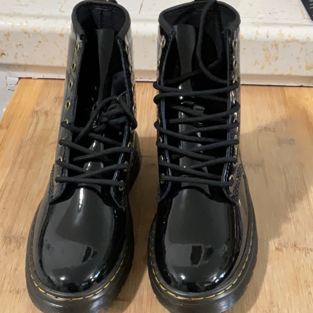 NWOT Dr. Martens airwair patent leather boots, size 7L 6M color black
